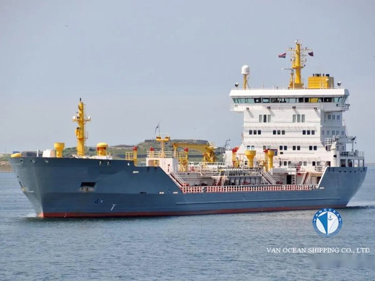 Oil/Chemical tanker for sale